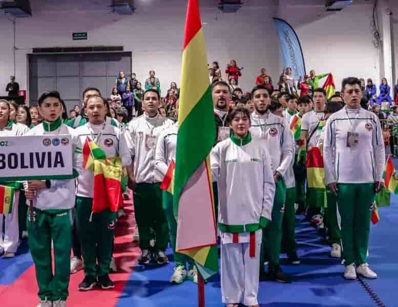 Equipo de karate boliviano