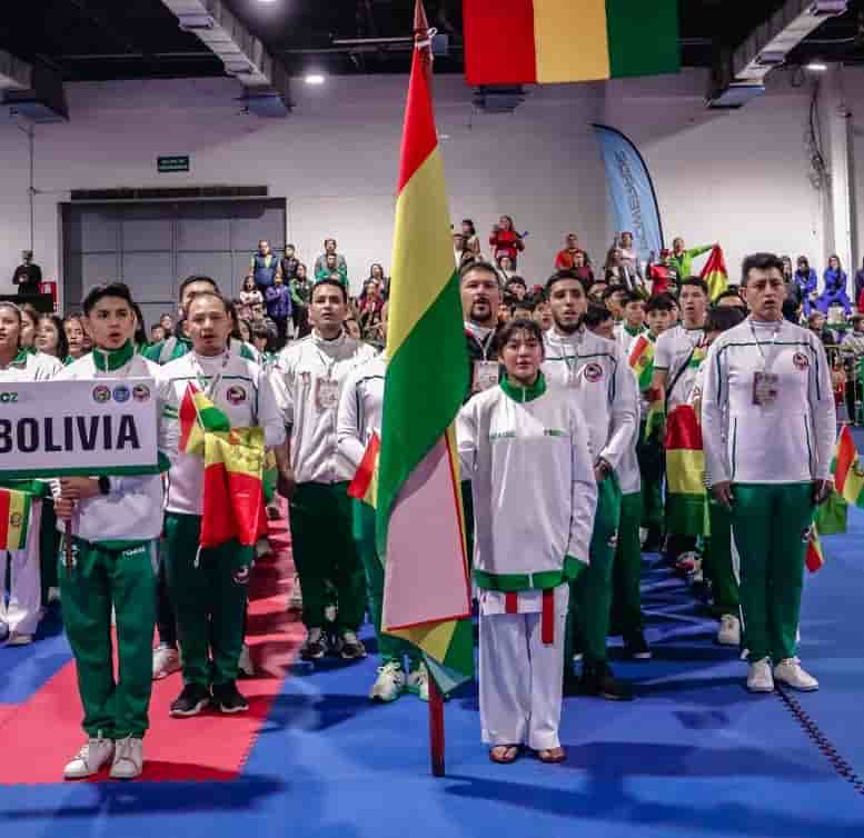 Equipo de karate boliviano